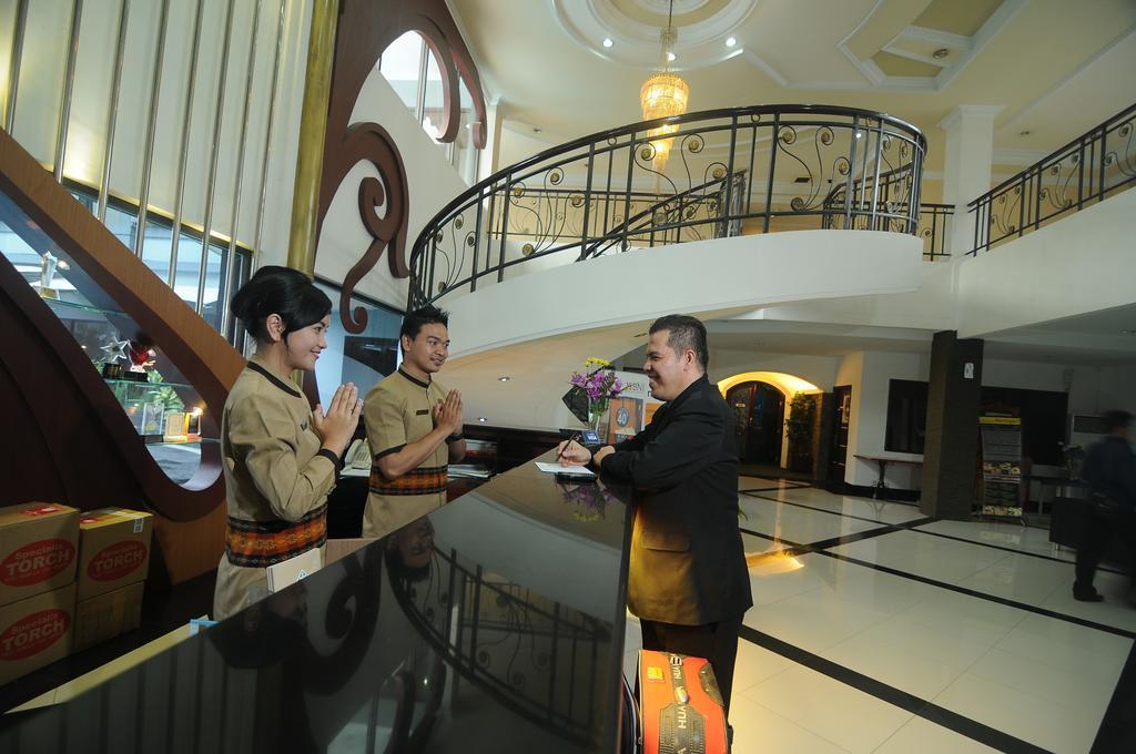 Hotel Swarna Dwipa Palembang Zewnętrze zdjęcie